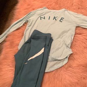 I am selling this nike set. For a very affordable price.It’s perfect for winter